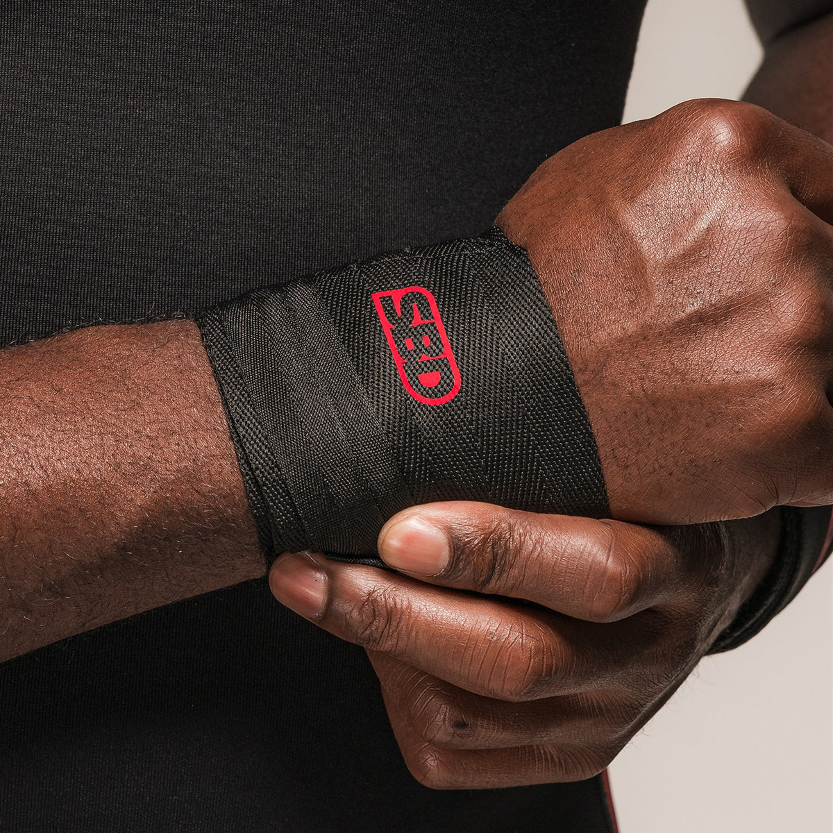 SBD Fabric Weightlifting Wrist Wraps am Handgelenk
