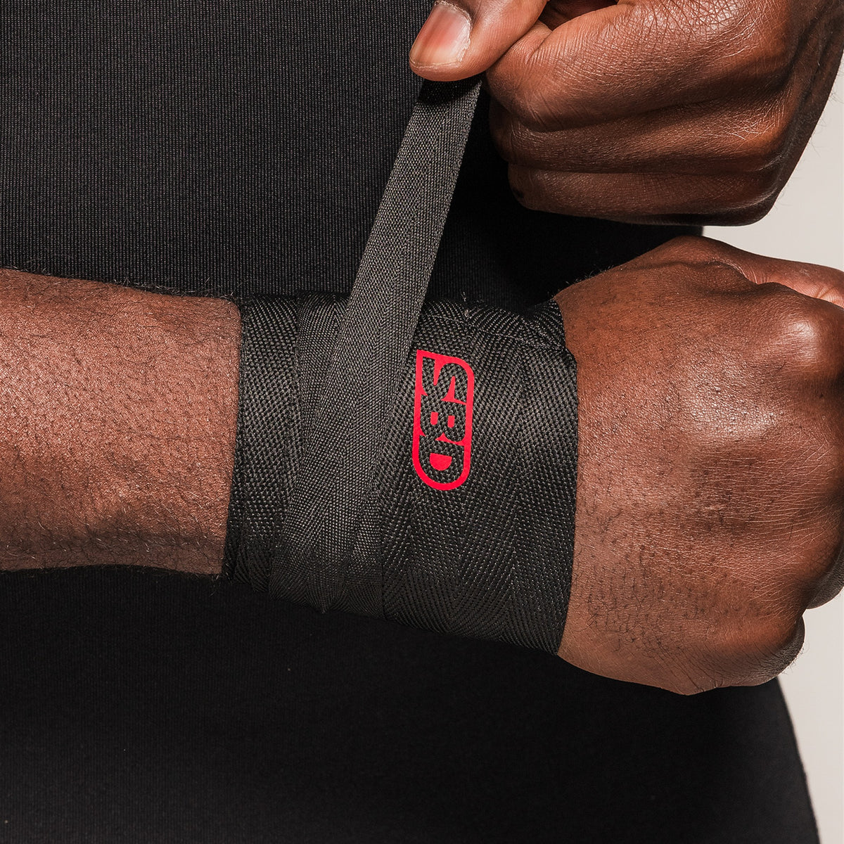 SBD Fabric Weightlifting Wrist Wraps werden gewickelt