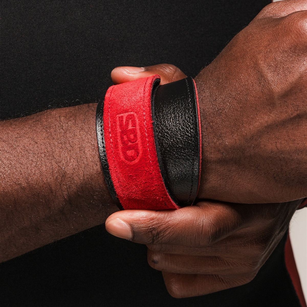 SBD Leather Weightlifting Wrist Wraps am Handgelenk