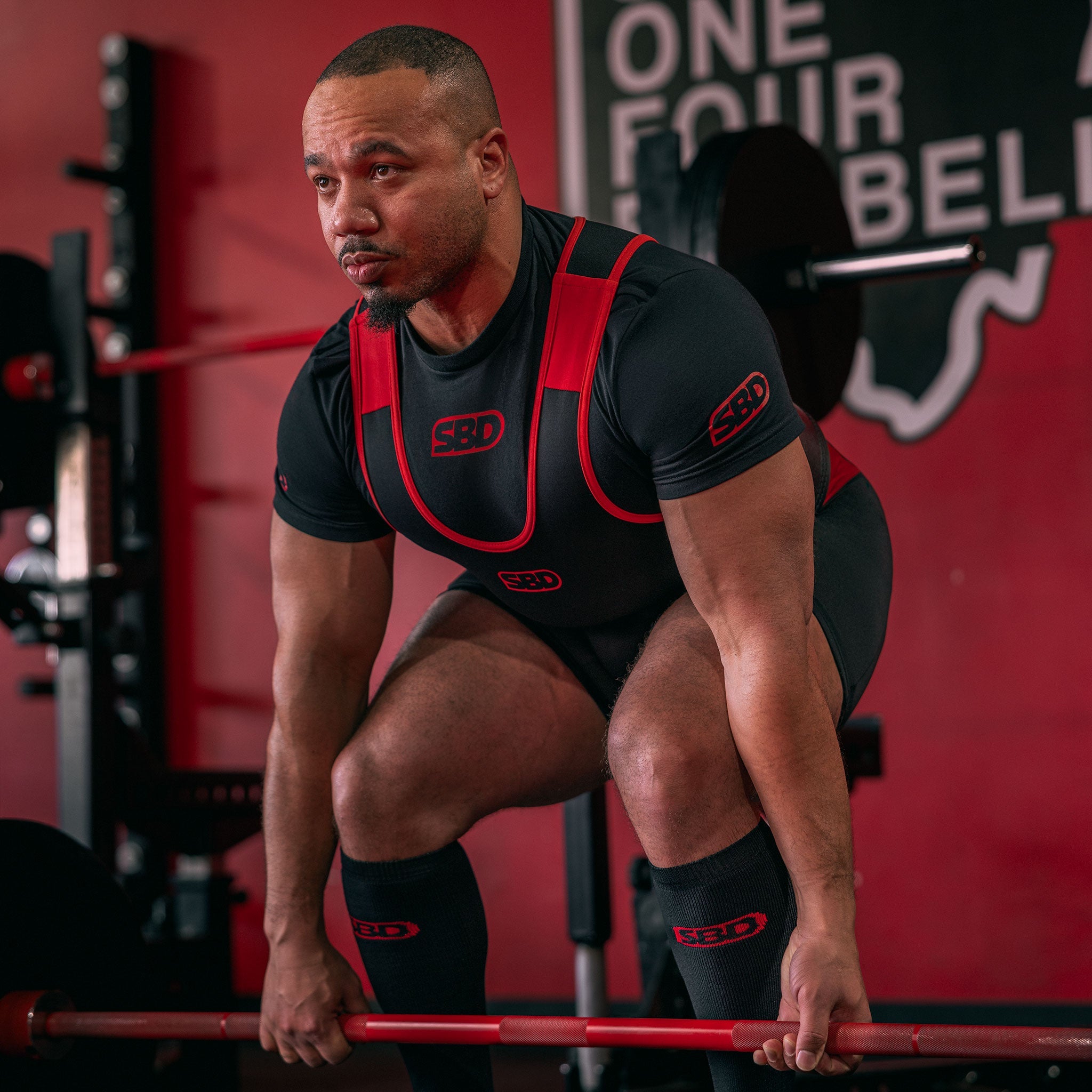 SBD Powerlifting Singlet Schwarz Rot in Action