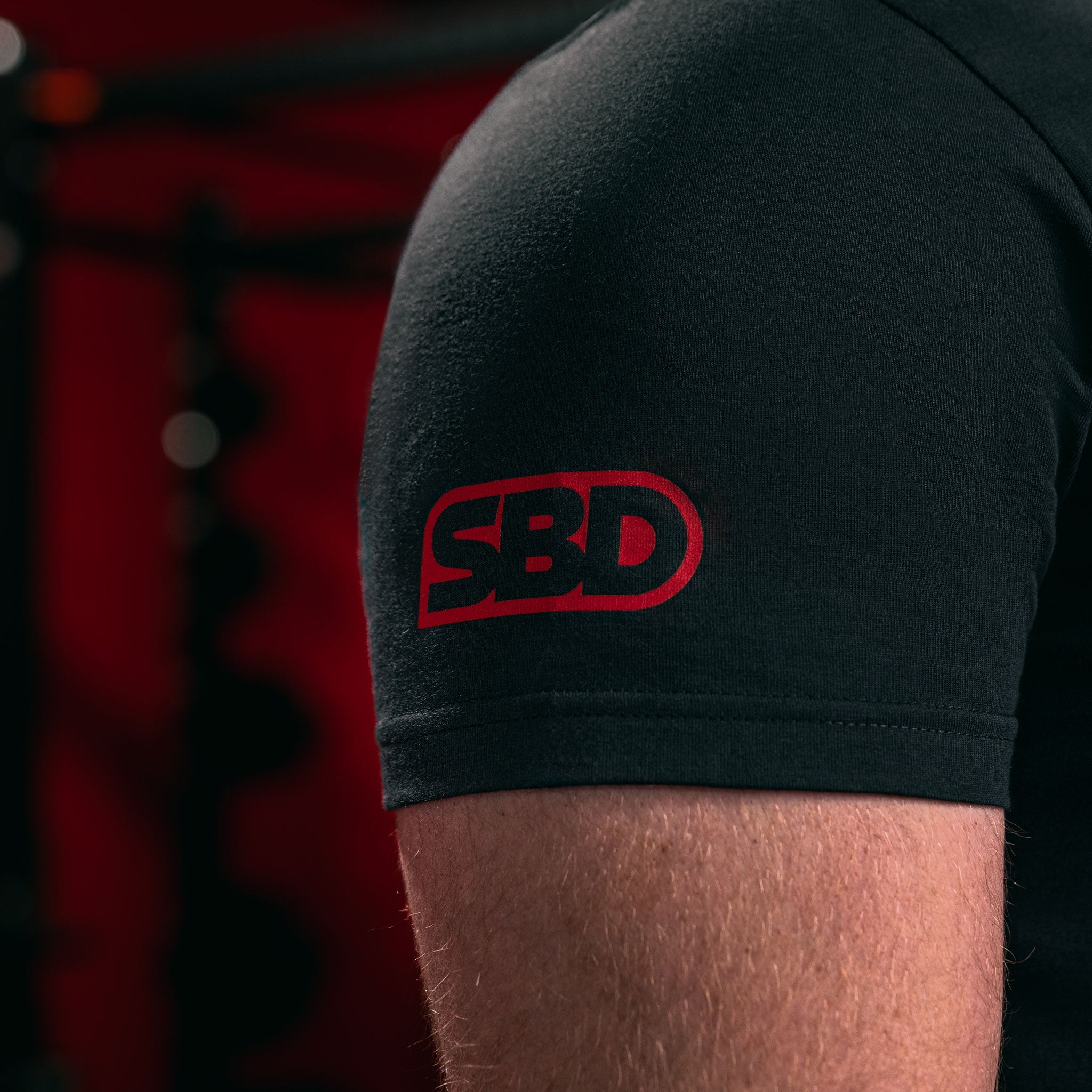 SBD Wettkampf T-Shirt Schwarz fuer unter Powerlifting Singlet Details Logo Arme oben