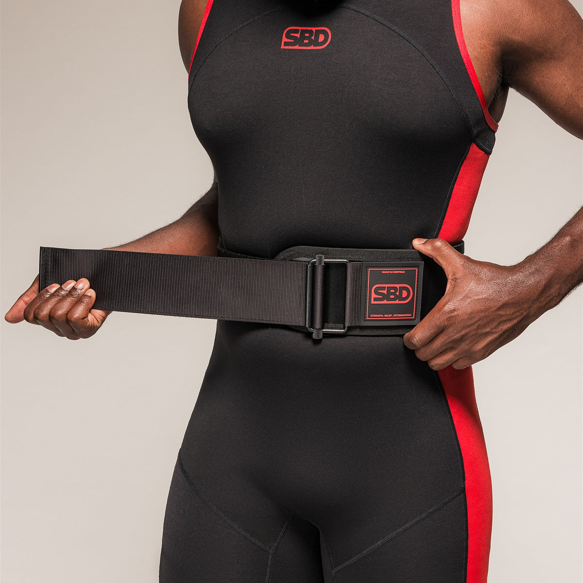 SBD Hybrid Weightlifting Belt wird angelegt