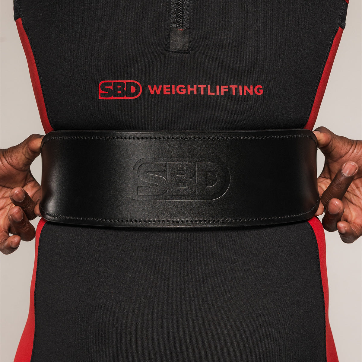 SBD Leather Weightlifting Belt Rückseite mit SBD-Prägung